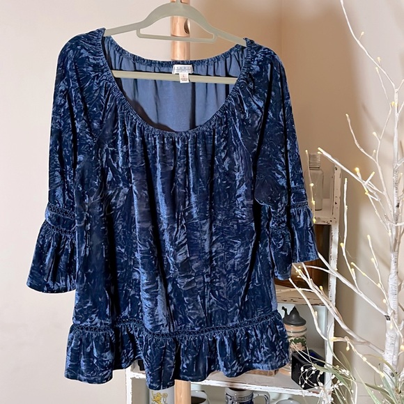 Studio JPR Tops - 💙Studio JPR Royal navy blue velvet top. Peplum hem, bell sleeves, lace trim. EUC